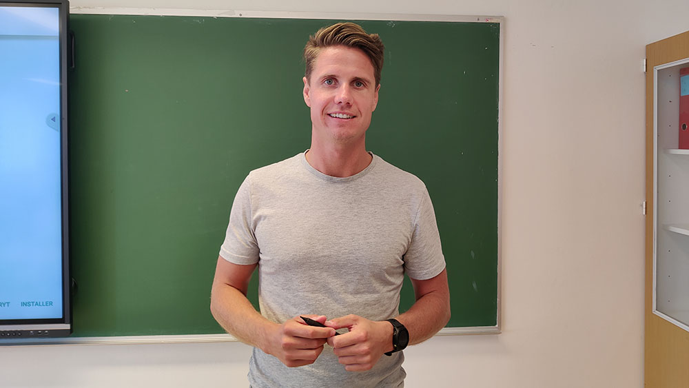 Petter Kristiansen i klasserommet, fotografi