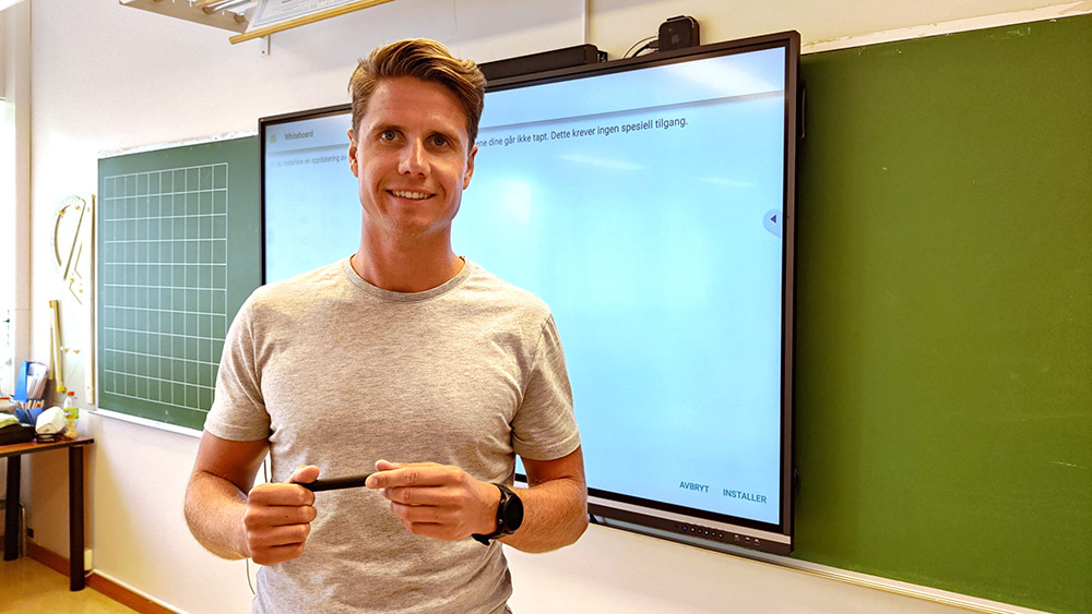 Petter Kristiansen foran tavle, fotografi