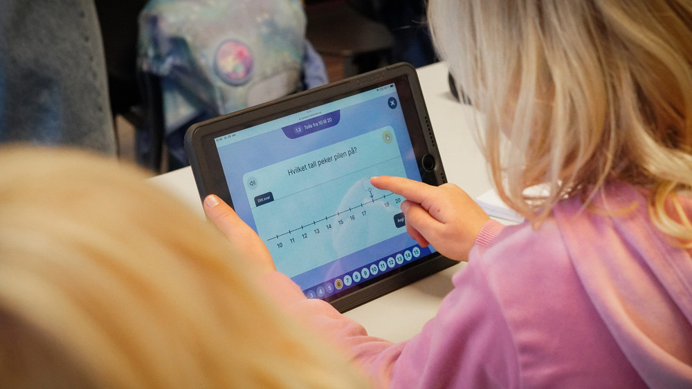 Elev som peker på en ipad med matteoppgaver