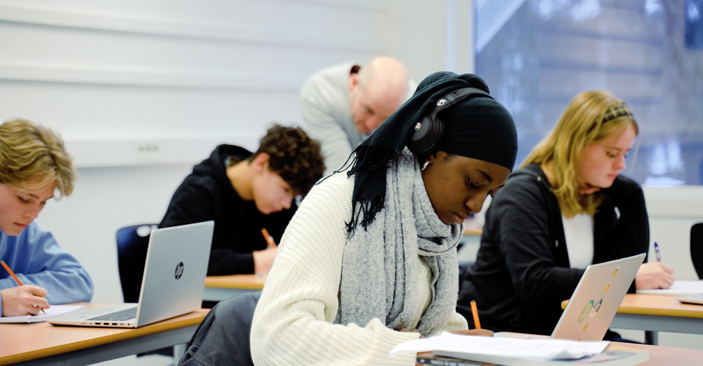 Elever som jobber i klasserom