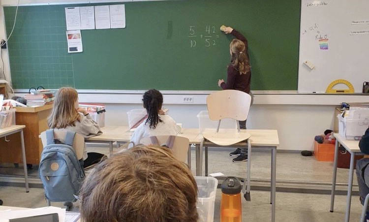 Stine Wike i klasserommet, fotografi